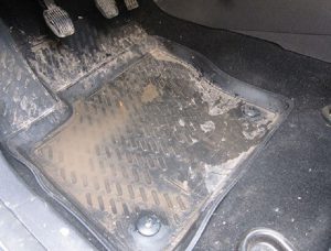 Откуда появляется грязь в салоне автомобиля?