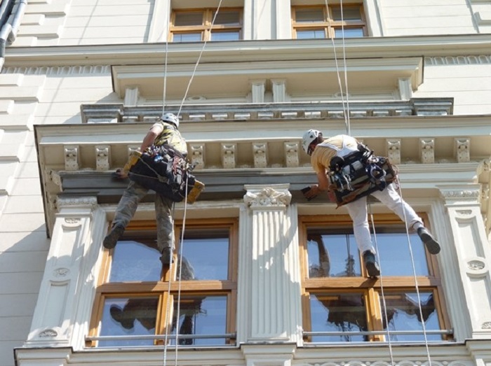 Как отчистить фасад здания? Когда нужны промышленные альпинисты?